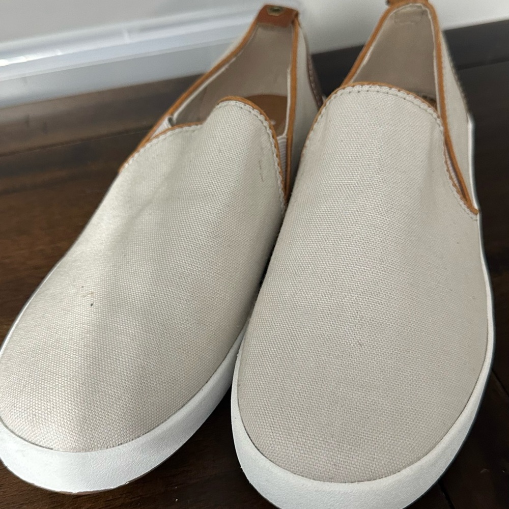 NWT - 9.5 Kodiak Canvas Slip-On Shoes with Brown Soles
